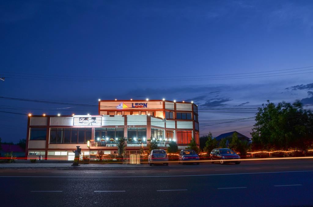 Motel - Restaurant Leon Bacău Exterior photo